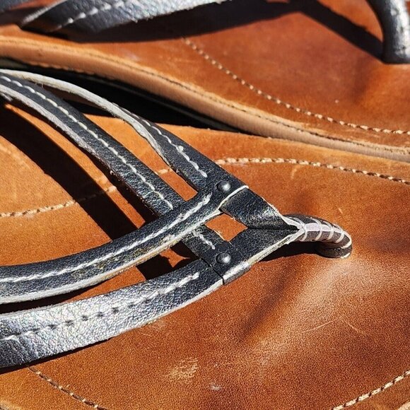 OluKai Shoes Womens 6 U'i Sandals Silver Leather Thong Flip Flop Slip On Flats - Picture 3 of 9